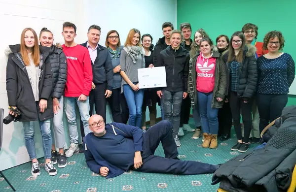 Nagrajeni dijaki tretjega A letnika gimnazije GEPŠ Piran so se po 
prejemu nagradnega potovanja v Bruselj fotografirali  s pisateljem  
Miho Mazzinijem. 