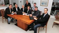 Na fotografiji, objavljeni pred volitvami, so (z leve): Aleš Dobravc, ki je Đeniu Zadkoviću že pomagal z nasveti, vendar ni zaposlen kot 
svetovalec, Andrej Babnik, ki je v ožji svetovalni ekipi, ob Zadkoviću je svetovalka Špela Elisabeth Povše, ob njej sedi skorajšnji 
podžupan Gabrijel Franca,  desno je svetovalec Bruno Kuzmin. Stojita podporna člana Boris Capuder in Niko Mally.