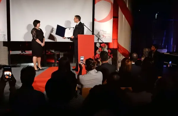 Na nocojšnji slovesnosti je predsednik Borut Pahor direktorici 
Ireni Škvarč izročil pisno zahvalo ob jubileju knjižnice.   