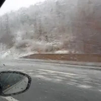 Sneg ponekod upočasnil promet