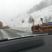 Sneg ponekod upočasnil promet