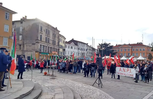 Več kot 300 udeležencev protifašističnega shoda je danes protestiralo zoper odločitev goriškega župana Rodolfa Ziberne, da na 
županstvu sprejmejo predstavnike veteranov in somišljenikov 
fašističnega odreda X Mas. 