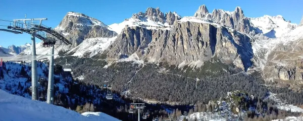 Dolomitska razglednica s smučišči v okolici Cortine.