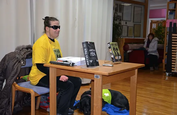 O knjižni uspe&scaron;nici Mrtvi tek s prevajalko Ireno Mihelj