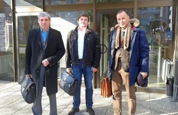 Zadovoljni soimenjaki pred koprskim sodiščem (z leve): Bruno Gričar, Bruno Komac in odvetnik 
Bruno Krivec