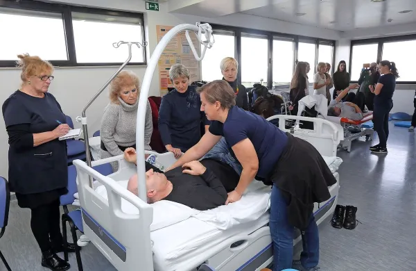 Prikaz rehabilitacije bolnika po možganski kapi v bolnišničnem 
zdravljenju.