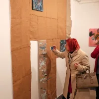 Največ pozornosti je  pritegnila instalacija z juto in zapiski. 