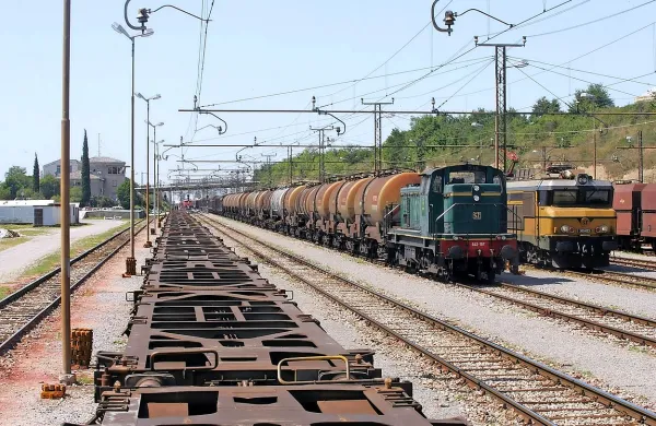  Češki proizvajalec CZ Loko je edini pravočasno oddal ponudbo za 
štiri nove dizelske lokomotive za premik za uporabo na koprski 
tovorni postaji. 