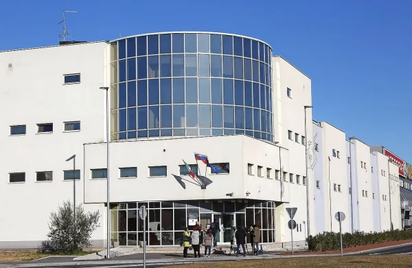 V koprskem zaporu  danes poteka primopredaja poslov med 
dosedanjim direktorjem Dušanom Valentinčičem in naslednico 
Janjo Pahor Mohorič. 