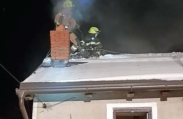 Gasilci so pogasili goreč dimnik in prezračili hišo.