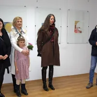 V Lokarjevi galeriji je (z leve) Natašo Gregorič, Alino Asberga Nabergoj in Tinko Volarič predstavil gostitelj Vladimir Bačič. 