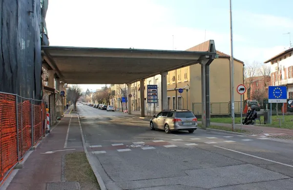 Novogoričani, ki se vsak dan po službi odpravijo “domov” v 
Gorico, se bojijo visokih kazni in že iščejo način prilagoditve 
ostrejši zakonodaji na področju registracije vozil v Italiji.
