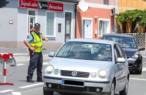 Policisti so lani na Škofijah po hitri akciji ujeli mladega srbskega 
napadalca. 