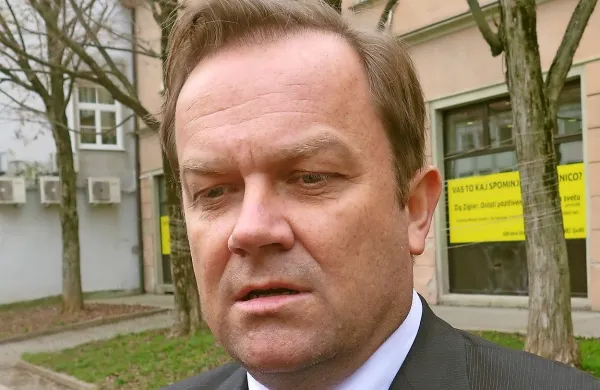 Predsednik vlade Marjan Šarec je danes na ministra za kulturo 
naslovil pismo, v katerem ga poziva, da se opredeli do navedb iz 
pisma sindikata Glosa in uslužbencev ministrstva za kulturo.