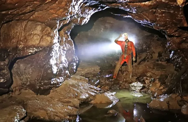 Češki jamarji so v Kačni jami odkrili nov rov in tako jamo podaljšali 
za vsaj 1,3 kilometra.