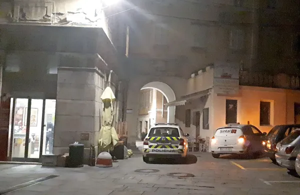 Nekaj minut po ropu so bili Sinatalovi varnostniki in policisti že 
pred trgovino v Piranu. 