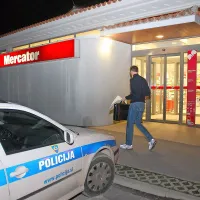 Mercatorjevo trgovino v Vipavi je kasneje ujet ropar oropal že 
spomladi 2008. 