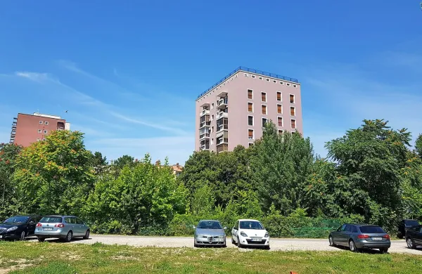 Stanovalci bloka na Muzejskem trgu 4 si  prizadevajo, da bi 
gradbeno jamo umestili deset metrov stran od kamnite ograje pri 
njihovem objektu. 