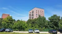 Stanovalci bloka na Muzejskem trgu 4 si  prizadevajo, da bi 
gradbeno jamo umestili deset metrov stran od kamnite ograje pri 
njihovem objektu. 