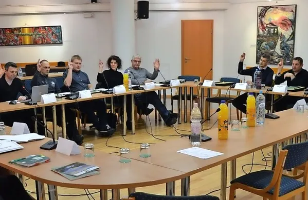 Občinski svetniki želijo pojasnila o poslovanju Sončnega Kanina in 
o velikem projektu prenove. 
