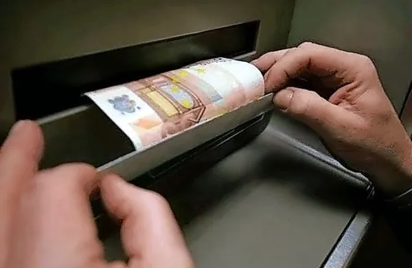 Storilci pridejo do denarja na bankomatu tudi s pomočjo dodatne 
letve.