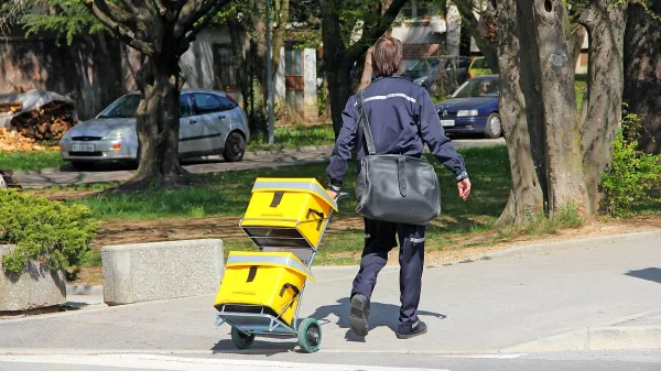 Število pisemskih pošiljk res upada, a pismonoše ne raznašajo 
samo teh pošiljk.  