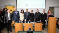 Slovenski sistem in zakonodajo je treba spremeniti, tako da bi 
bolnike lahko spremljali celostno, multidisciplinarno in od prvega 
dne postavitve diagnoze, se strinjajo tako zdravniki in predstavniki bolnikov kot izvajalci sistema. (Z leve) direktor ZZZS 
Marjan Sušelj, pravnik Jurij Cepec, družinska zdravnica Nena 
Kopčavar Guček, predsednik obrtne zbornice Branko Meh, predstojnica medicine dela Metoda Dodič Fikfak, direktor Zpizovega 
izvedenskega sektorja Dean Premik, predsednica Europe Donne 
Tanja Španić in predsednica Onko Neta Kristina Modic. 



