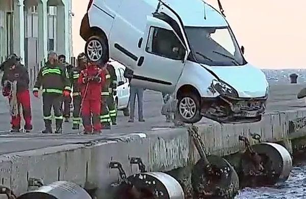  Dostavno vozilo so gasilci in potapljači s skupnimi močmi izvlekli 
iz morja.