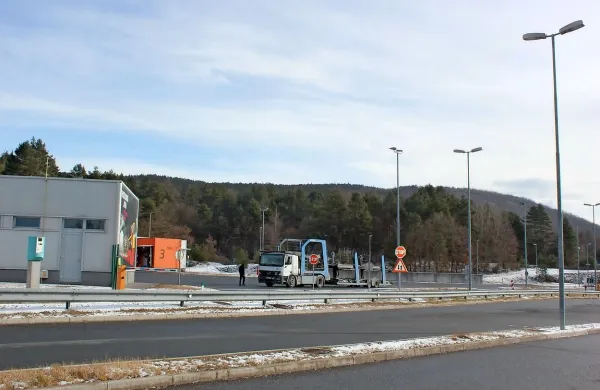 Načrti o morebitni vzpostavitvi sprejemno-registracijskega centra 
za migrante na mejnem prehodu Jelšane krajane zelo vznemirjajo.