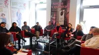 Ekipa nove premiere koprskega gledališča bo drevi Norčijam v spalnicah življenje vdahnila na odru. 


