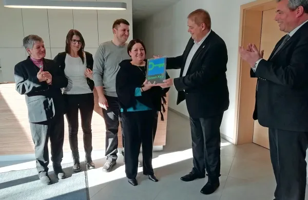 Župan Mauricij Humar, Boris Šušmak in družina Kogoj:  Andrejka, 
Tomaž,  Bojana in Karla (z desne) ob podelitvi znaka.