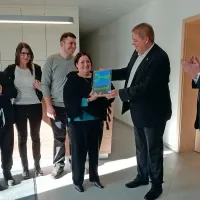 Župan Mauricij Humar, Boris Šušmak in družina Kogoj:  Andrejka, 
Tomaž,  Bojana in Karla (z desne) ob podelitvi znaka.
