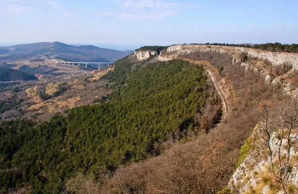 Dostopne ceste so nujen pogoj za začetek gradnje novega tira med 
Divačo in Koprom. 