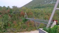 Takšno brv načrtujejo zgraditi čez Sočo in jo povezati s kolesarsko 
potjo Solkan - Plave. 