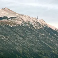 Iz jedra naselja se je odstiral pogled na zasneženi vrh Nanosa. 