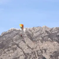 Bolj zahodno pa je bilo videti, zakaj Primorska privablja jadralce 
po zraku.