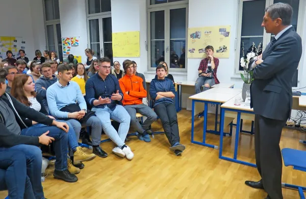 Predsednik republike Borut Pahor se je z dijaki zadržal v daljšem 
pogovoru in odprl razstavo fresk na temo Scopolija.
