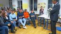 Predsednik republike Borut Pahor se je z dijaki zadržal v daljšem 
pogovoru in odprl razstavo fresk na temo Scopolija.