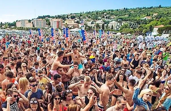 Najstnica, ki se je pred tremi leti in pol udeležila zabave na 
portoroški plaži, je na sodišču dejala, da soglasja za spolni odnos 
z obtoženima ni dala.