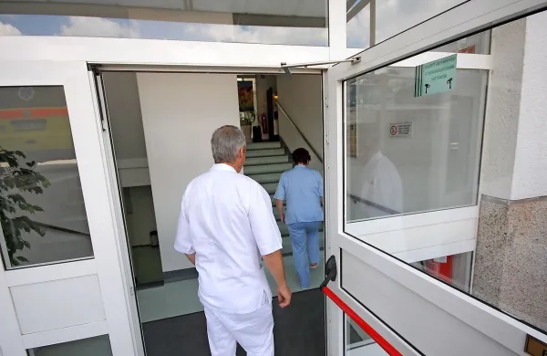 V Zdravstvenem domu Nova Gorica imajo dovolj zdravnikov. Težko 
pa pričakujejo napovedani začetek gradnje prizidka, saj se, tudi 
zaradi odpiranja novih ambulant, soočajo z vse hujšo prostorsko 
stisko.