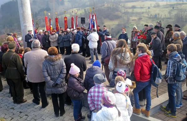 Pri spomeniku na Brdcih že tradicionalno organizirajo slovesnost 
v spomin na poboj udeležencev partijske šole v Cerknem leta 1944 
(fotografija je iz arhiva). 