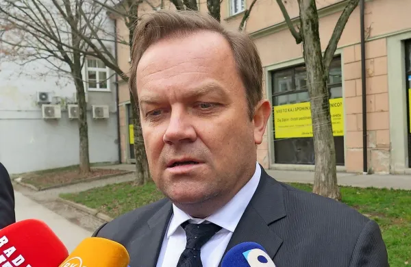 Minister za kulturo Dejan Prešiček v pismu premieru Marjanu 
Šarcu ponudil svoj odstop.