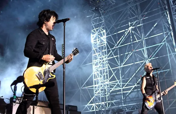 Ameriška punk rock skupina Green Day bo na spletni tržnici 
Reverb prodajala glasbeno opremo, ki jo je uporabljala na 
koncertih in studiih v svoji tri desetletja dolgi karieri. 