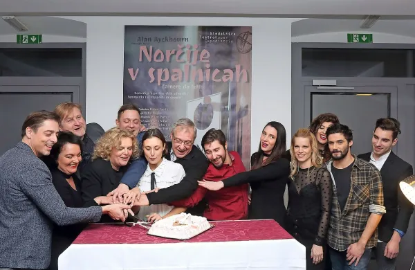 Igralski ansambel je po premieri že tradicionalno zarezal v veliko 
torto.