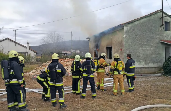 Gasilci so za vajo pogasili pravi požar na stavbi, kar je bilo nekaj 
posebnega, saj so takšni objekti redko na voljo.
