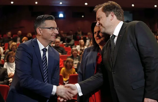 Premier Marjan Šarec in minister za kulturo Dejan Prešiček na 
Slovenskem knjižnem sejmu v Cankarjevem domu pred dvema 
mesecema - se bosta danes razšla ali še naprej  sodelovala? 
