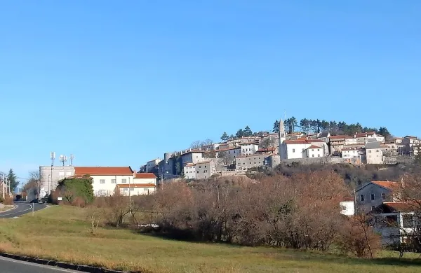 Če se bo občina uspela dogovoriti z banko Intesa Sanpaolo, da bi 
v Štanjelu imela bankomat, bi ga lahko namestili v stavbo vaškega 
doma (polkrožna stavba na levi strani fotografije).  