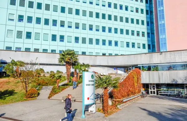 V bolnišnici dolg iz poslovanja držijo na vajetih,  povečujejo pa se 
dolgovi do dobaviteljev.
