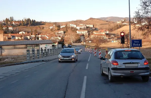 Dela pri Agrarii so se začela na  cesti ob območju. 