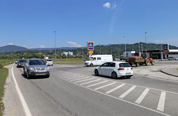 Pri Hoferju bodo uredili krožišče in s tem izboljšali varnost v 
prometu. 
